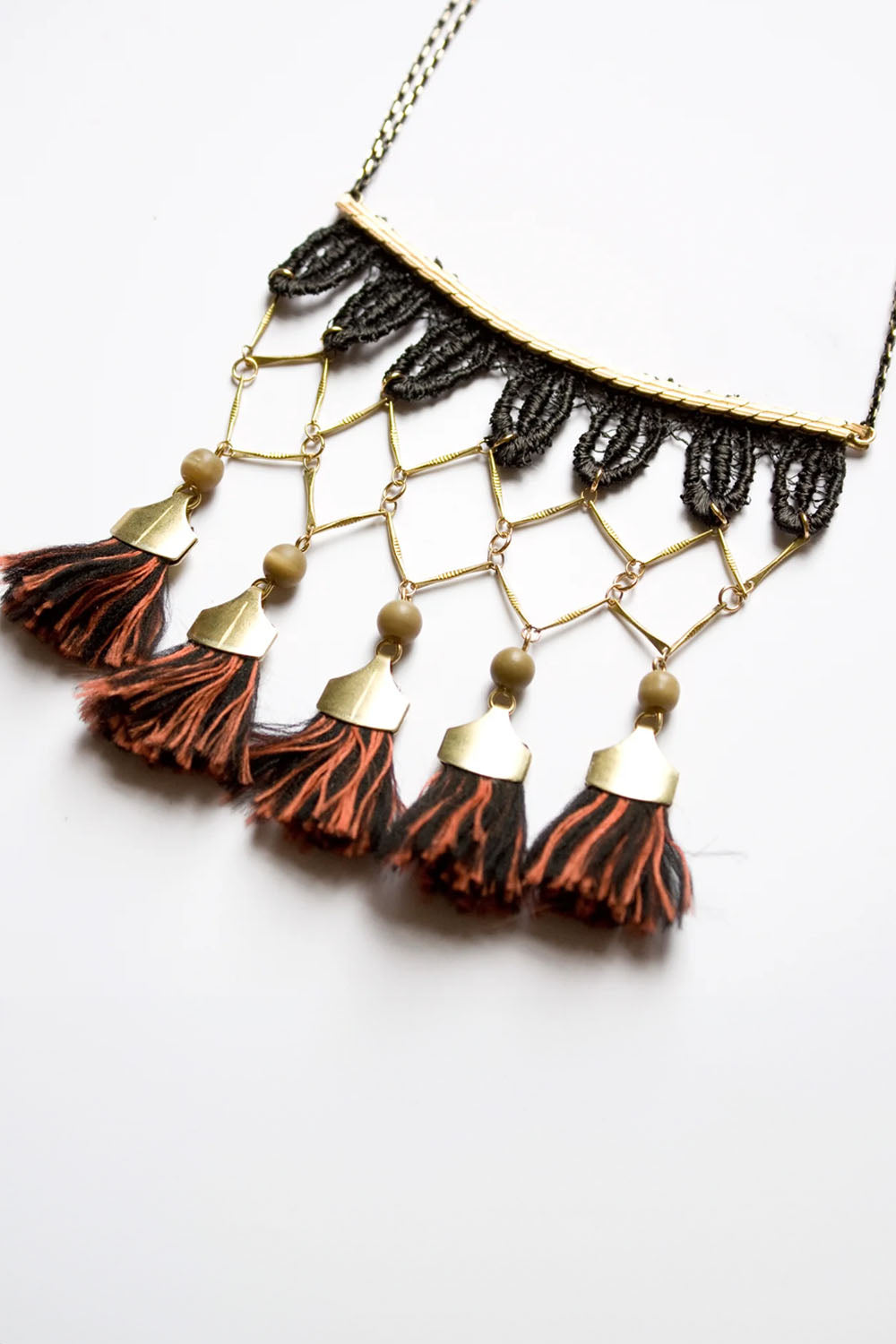 This Ilk - Collier Cali - Pompons noirs et couleur braise