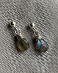 Naked Sage - Boucles d'oreilles Linnaea (London Topaz, Moonstone, Pink Sapphire & Labradorite)