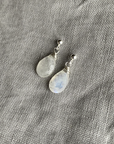 Naked Sage - Boucles d'oreilles Linnaea (London Topaz, Moonstone, Pink Sapphire & Labradorite)