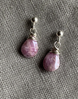 Naked Sage - Boucles d'oreilles Linnaea (London Topaz, Moonstone, Pink Sapphire & Labradorite)