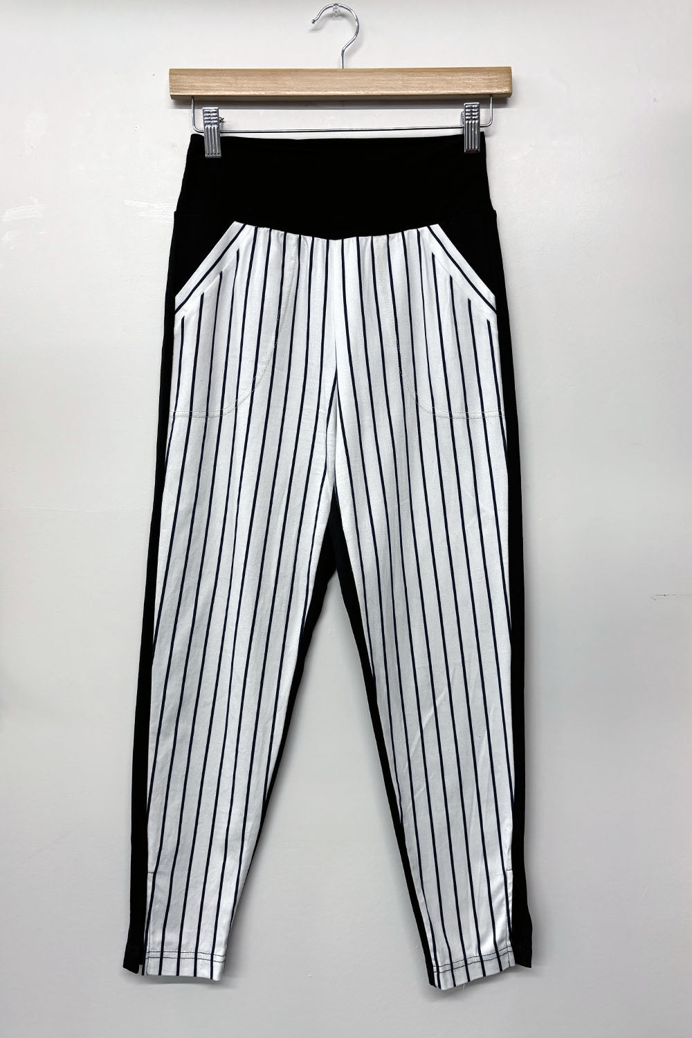 REVENTE - Pantalon Promenade - P - rayé noir/blanc - RE623