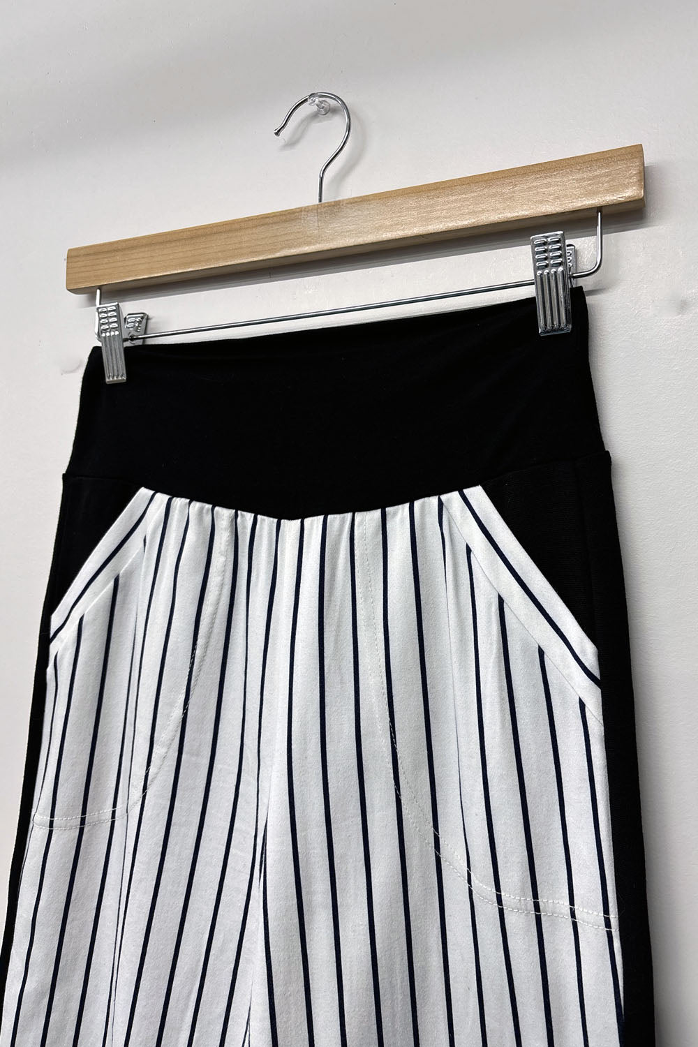 REVENTE - Pantalon Promenade - P - rayé noir/blanc - RE623