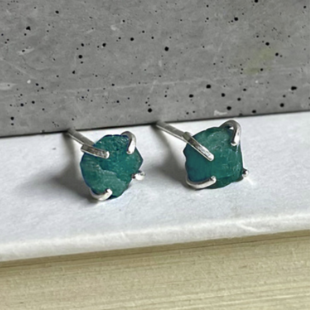 Naked Sage - Ensemble de boucles d&#39;oreilles en pierre brute (apatite, émeraude et rubis)