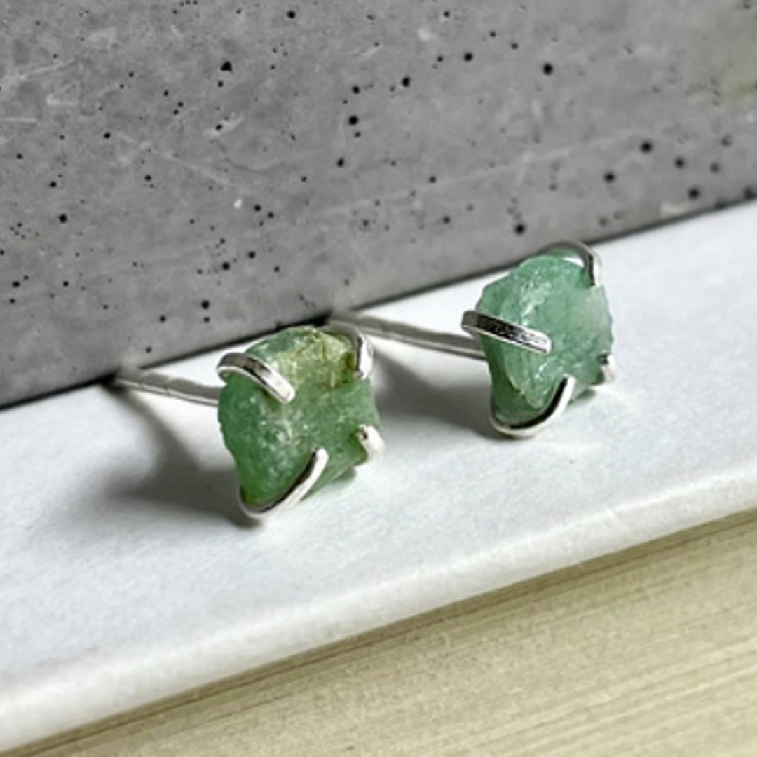 Naked Sage - Ensemble de boucles d&#39;oreilles en pierre brute (apatite, émeraude et rubis)
