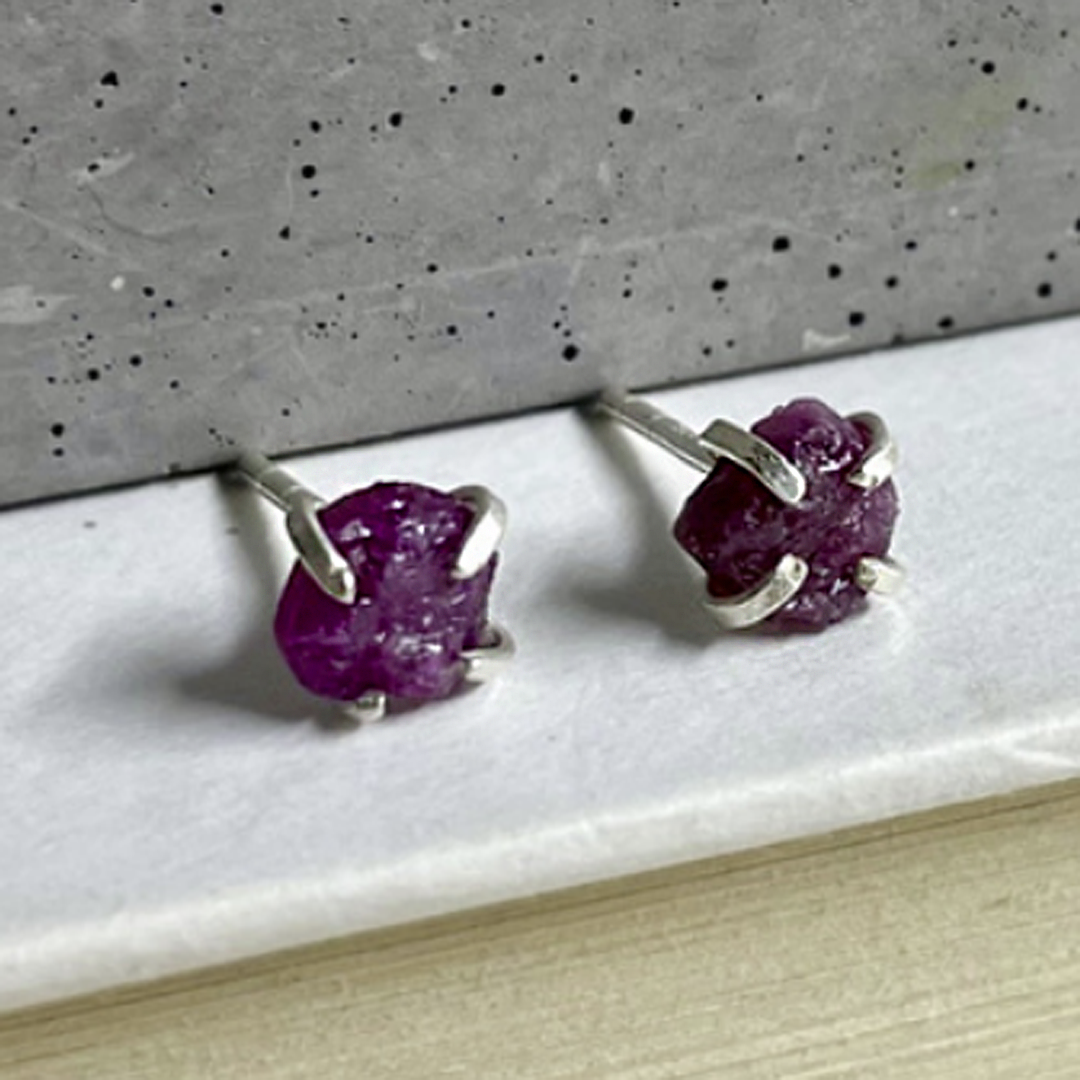 Naked Sage - Ensemble de boucles d&#39;oreilles en pierre brute (apatite, émeraude et rubis)